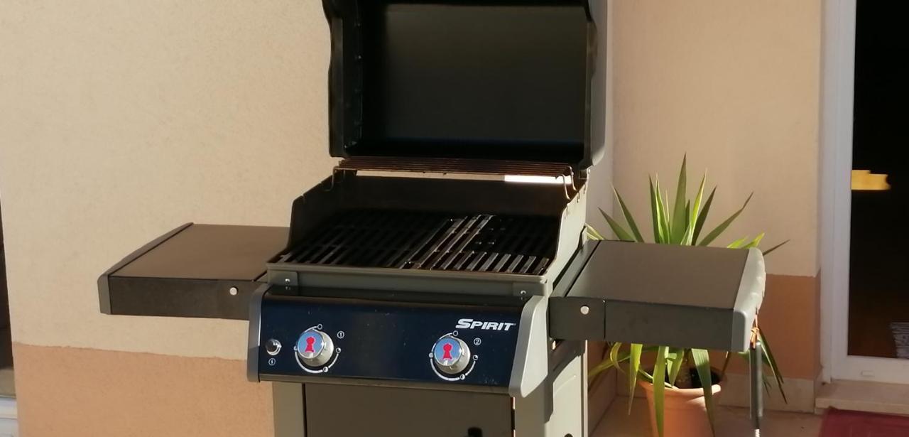 Apartman S Bazenom U Centru Appartement Makarska Buitenkant foto