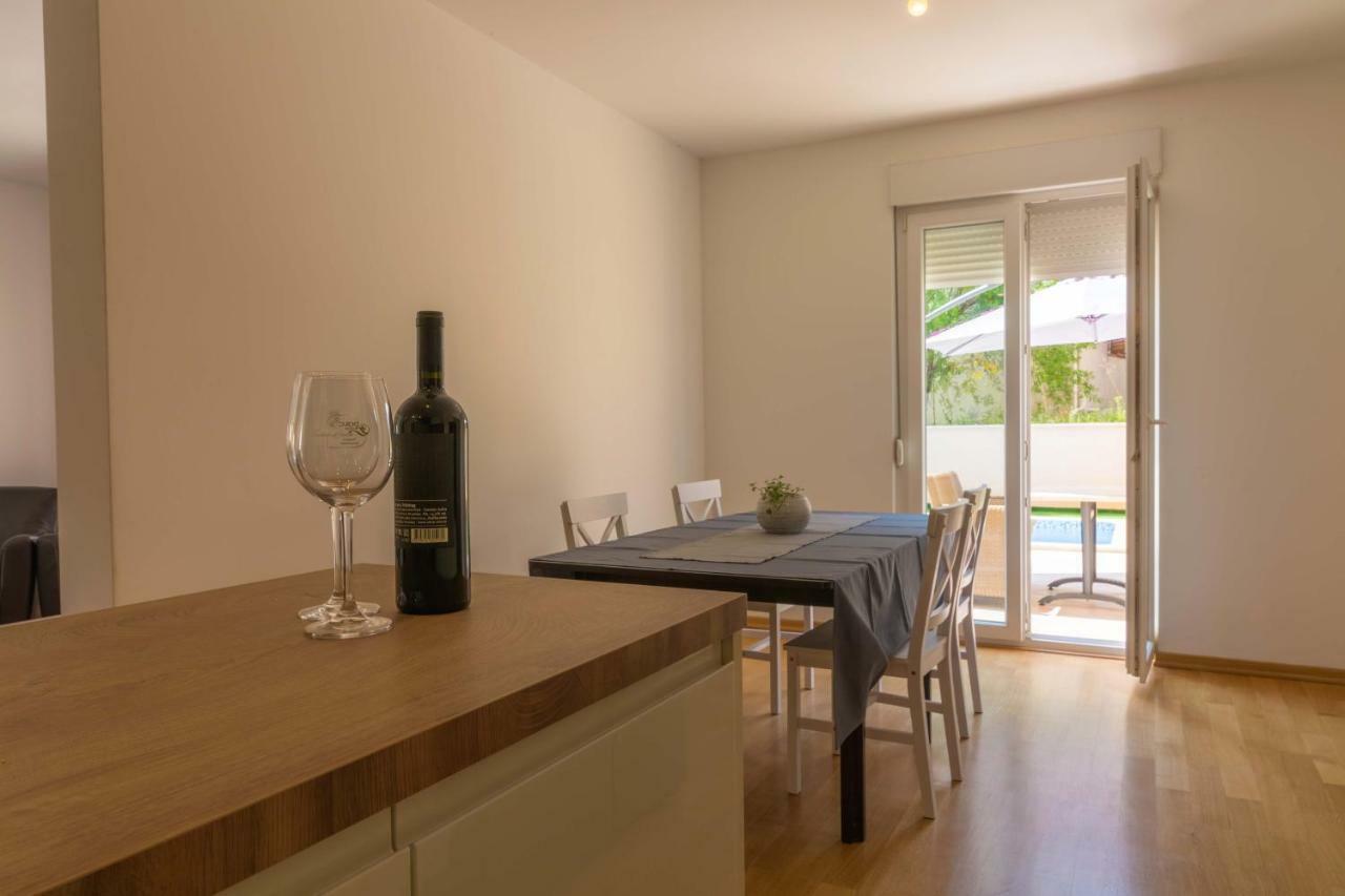 Apartman S Bazenom U Centru Appartement Makarska Buitenkant foto