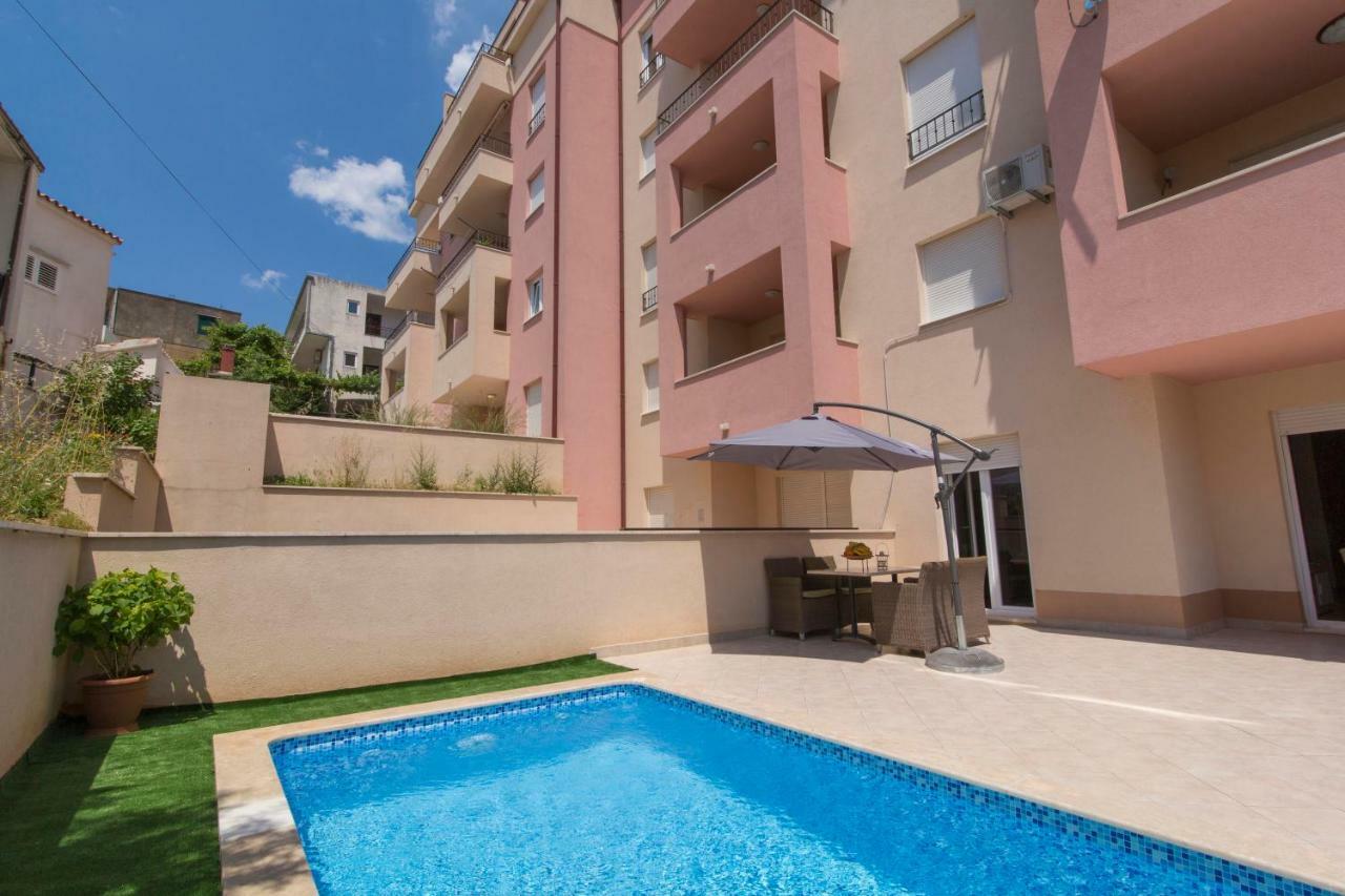 Apartman S Bazenom U Centru Appartement Makarska Buitenkant foto