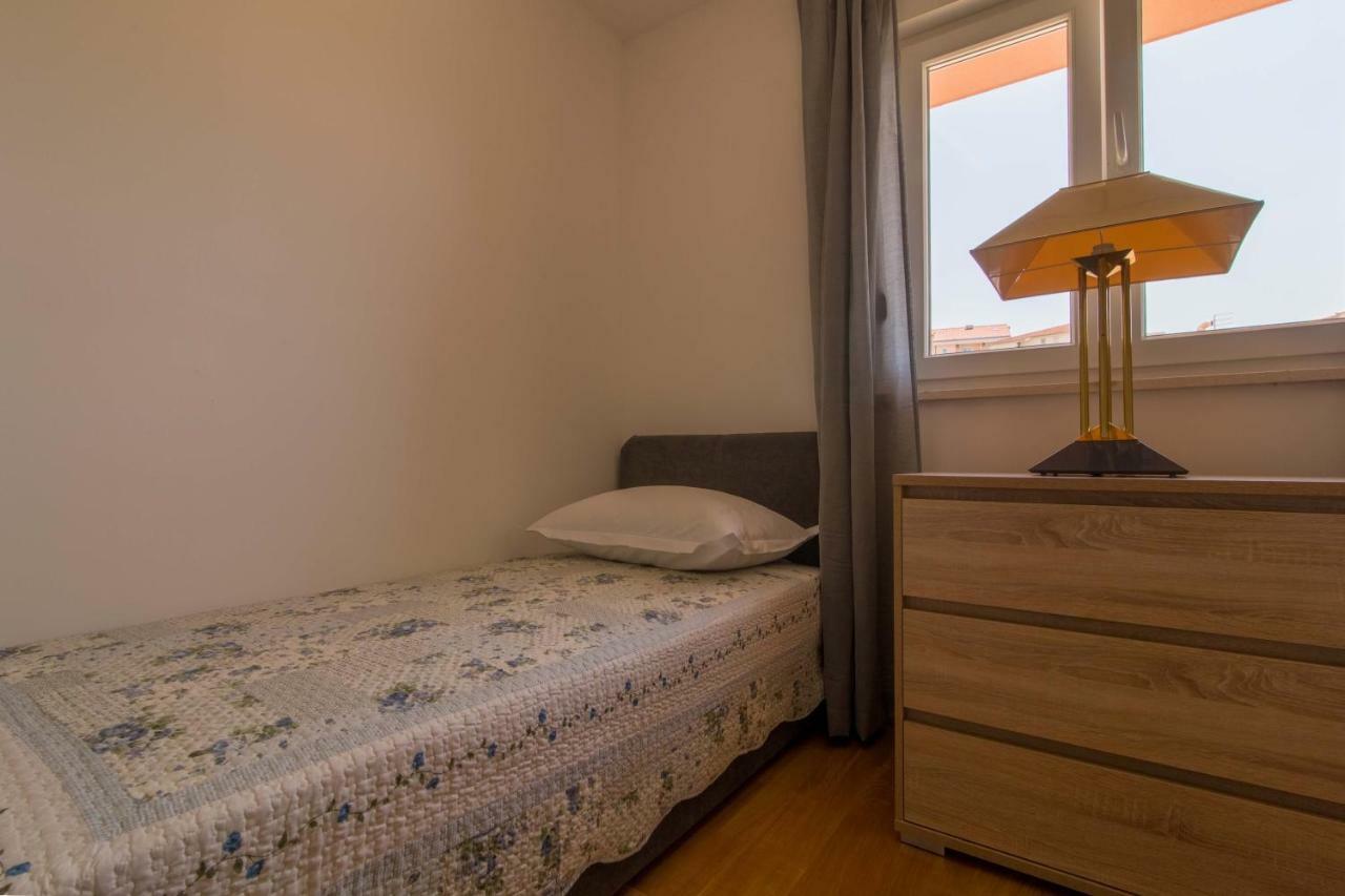 Apartman S Bazenom U Centru Appartement Makarska Buitenkant foto
