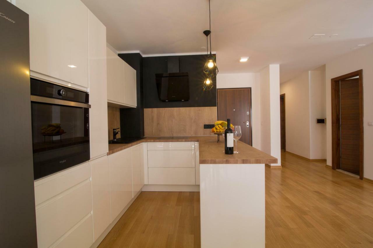 Apartman S Bazenom U Centru Appartement Makarska Buitenkant foto