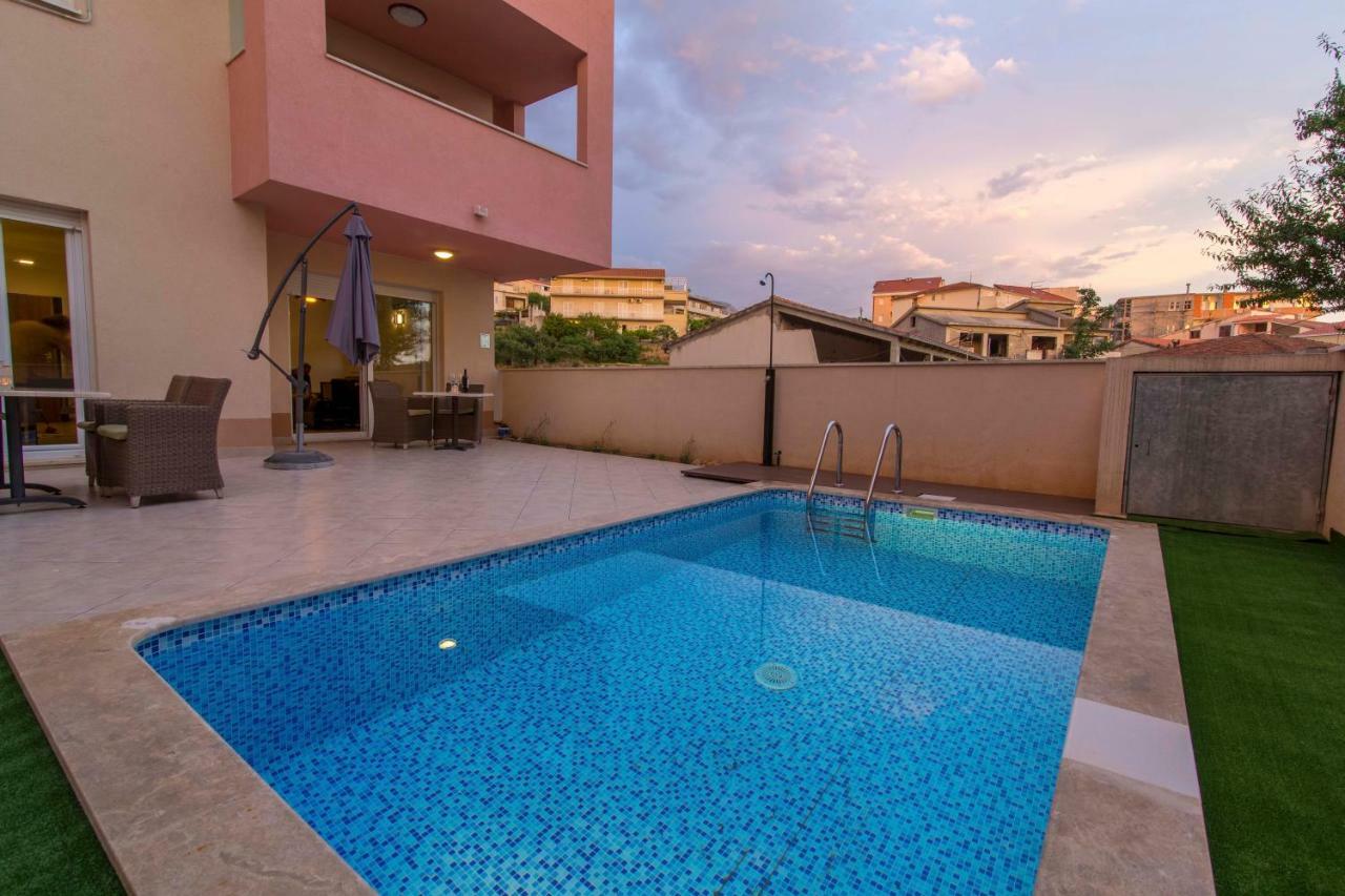 Apartman S Bazenom U Centru Appartement Makarska Buitenkant foto